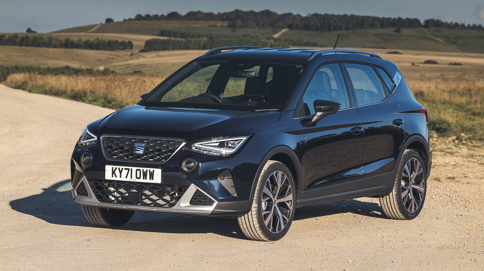 SEAT Arona en posición ligeramente elevada mostrando su frontal y perfil.