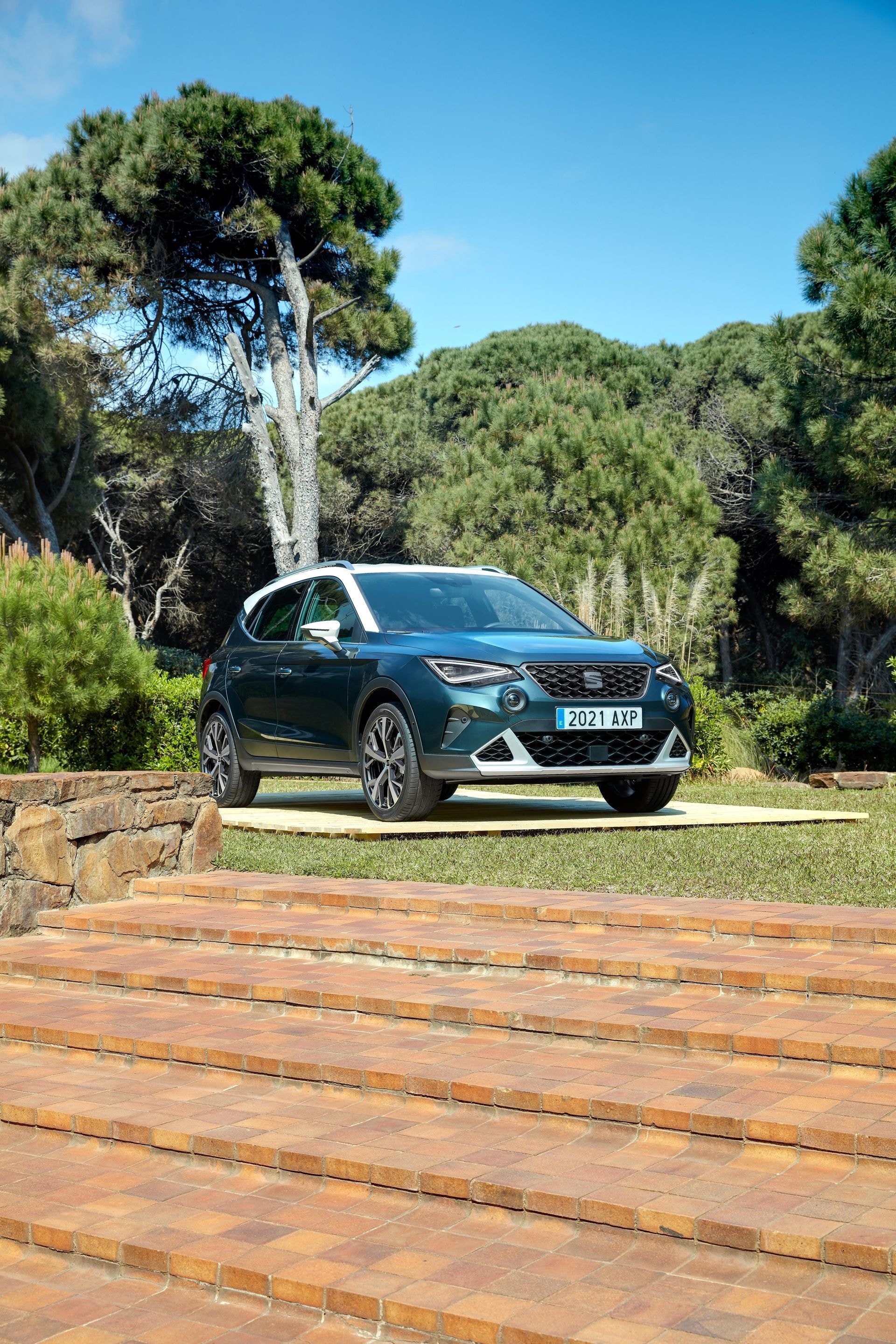 SEAT Arona en ángulo tres cuartos delantero derecho en entorno natural.