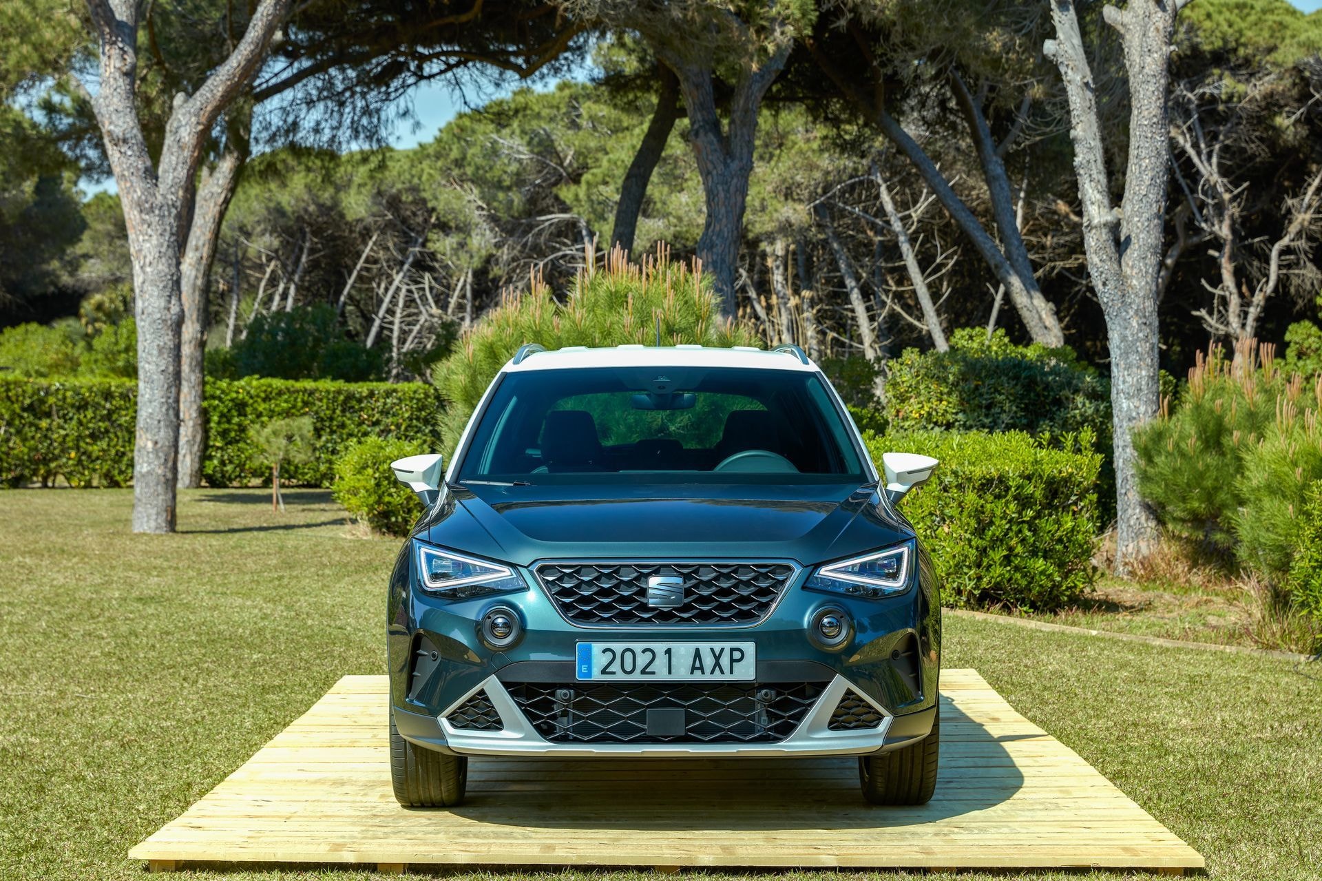 El SEAT Arona mostrando su frontal robusto y dinámico.