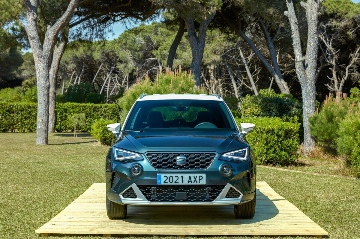 El SEAT Arona mostrando su frontal robusto y dinámico. El SEAT Arona mostrando su frontal robusto y dinámico.