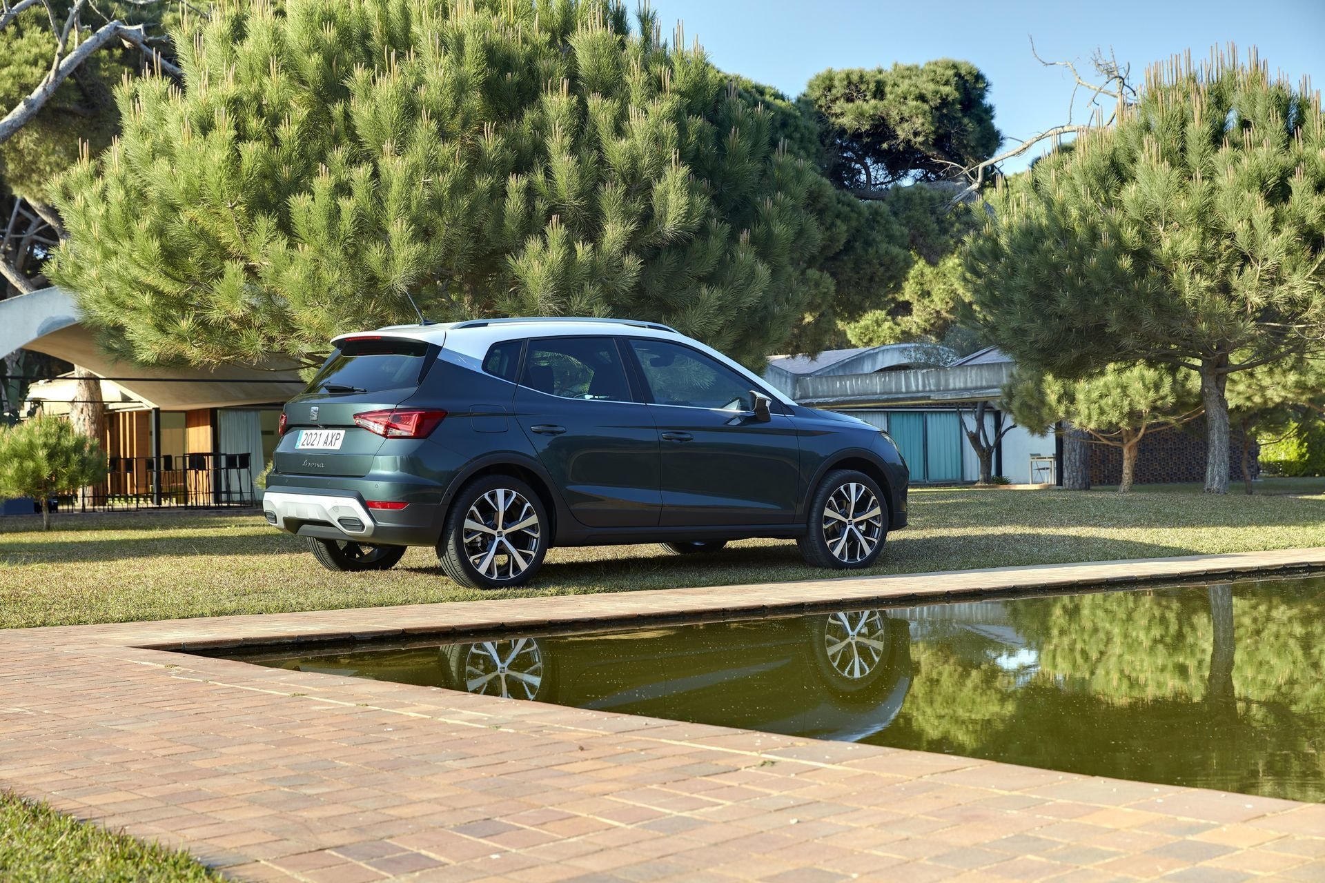 El SEAT Arona en una perspectiva lateral con reflejo en el agua.