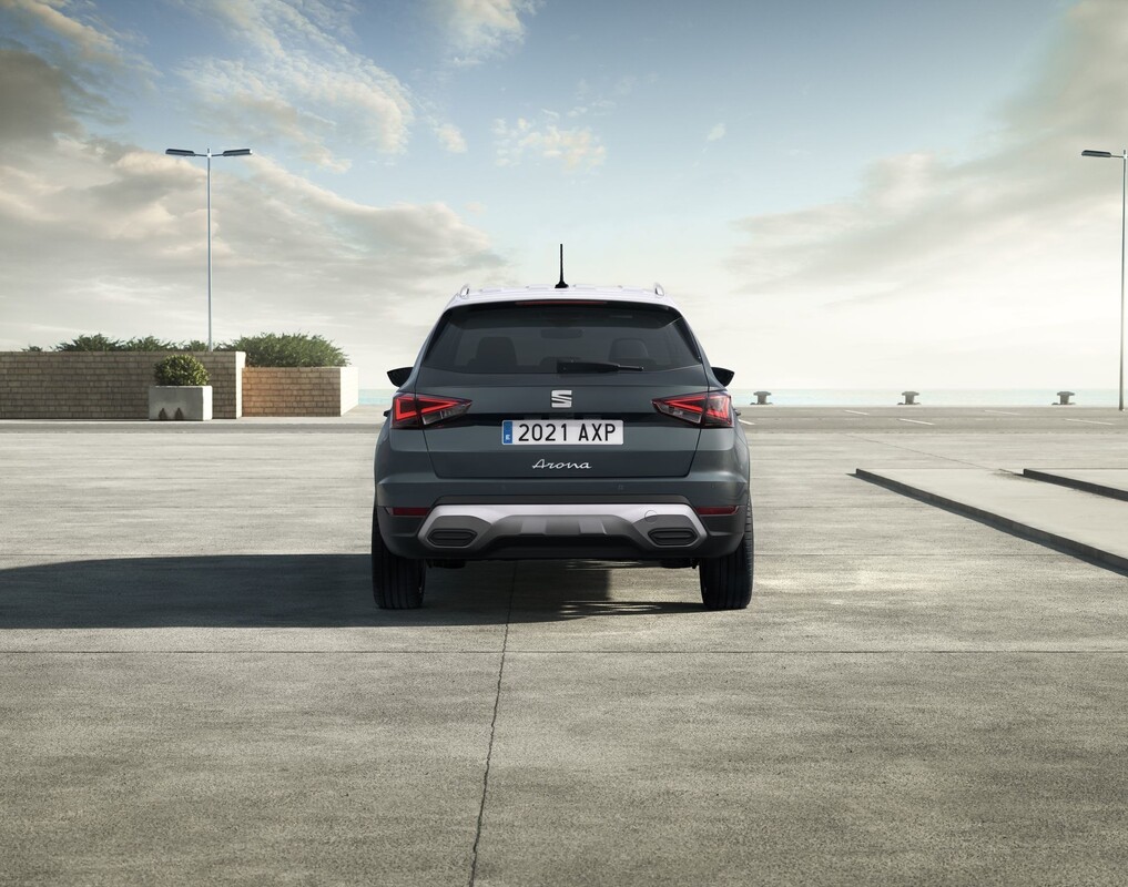 Trasera del SEAT Arona con enfoque en ópticas y diseño del portón. Trasera del SEAT Arona con enfoque en ópticas y diseño del portón.