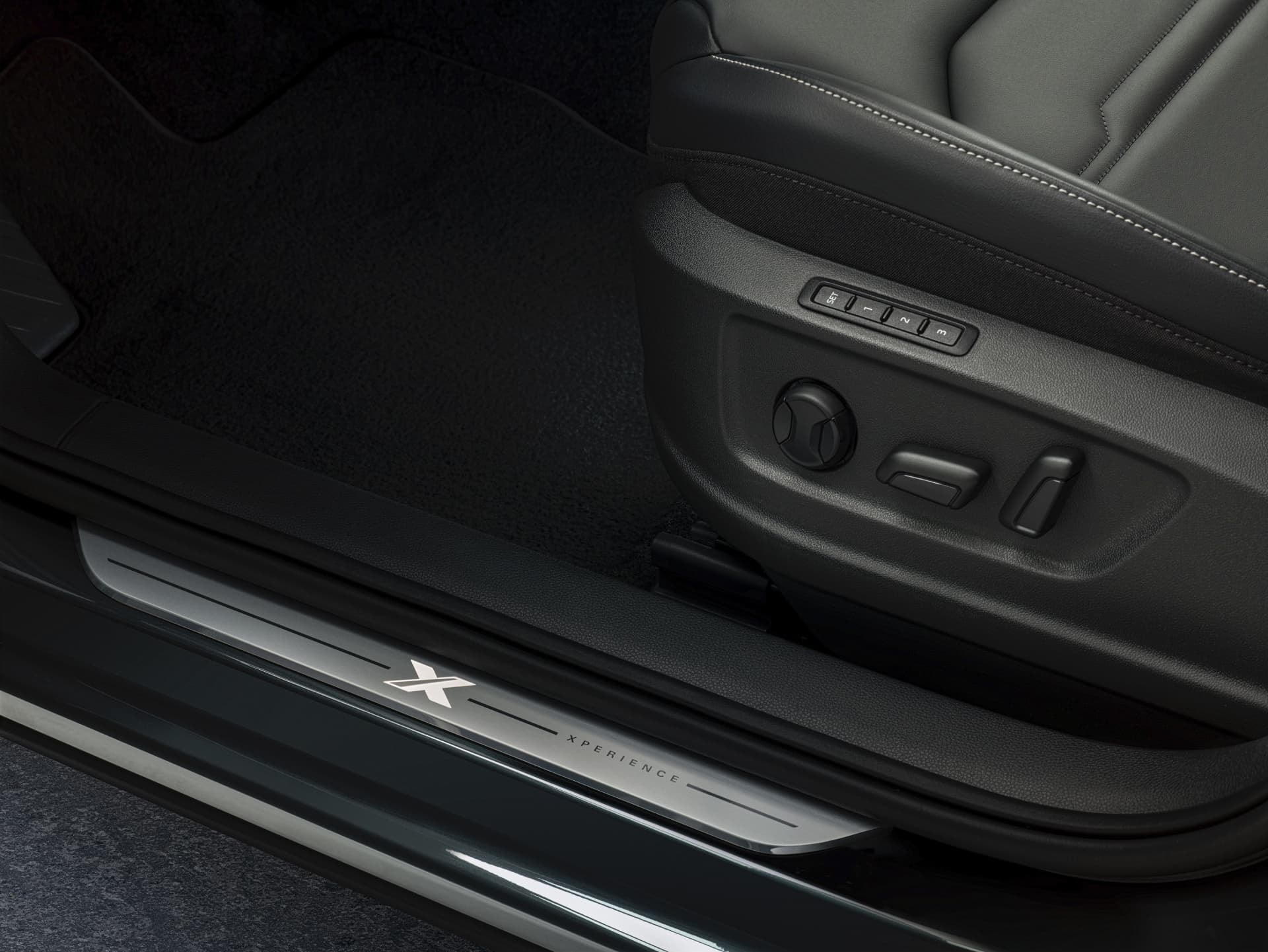 Imagen del umbral de la puerta con placa identificativa 'X' del SEAT Ateca.