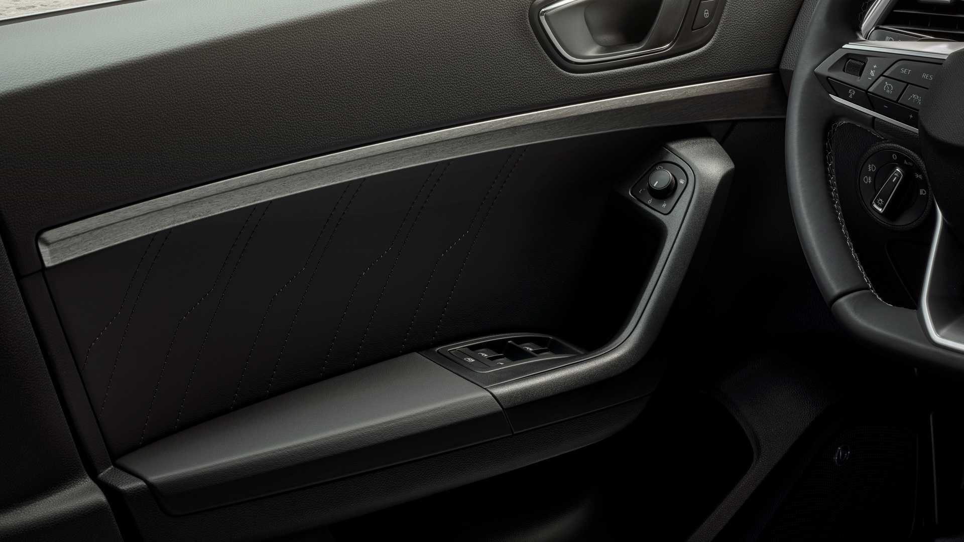 Panel de puerta del SEAT Ateca con materiales y acabados de calidad.