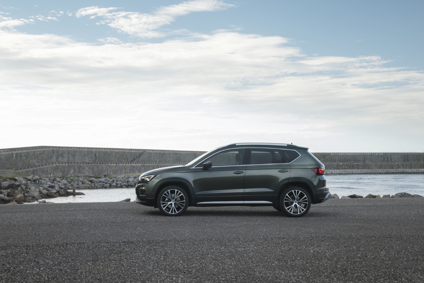 Perfil del SEAT Ateca con vista lateral completa, próximo a la costa.