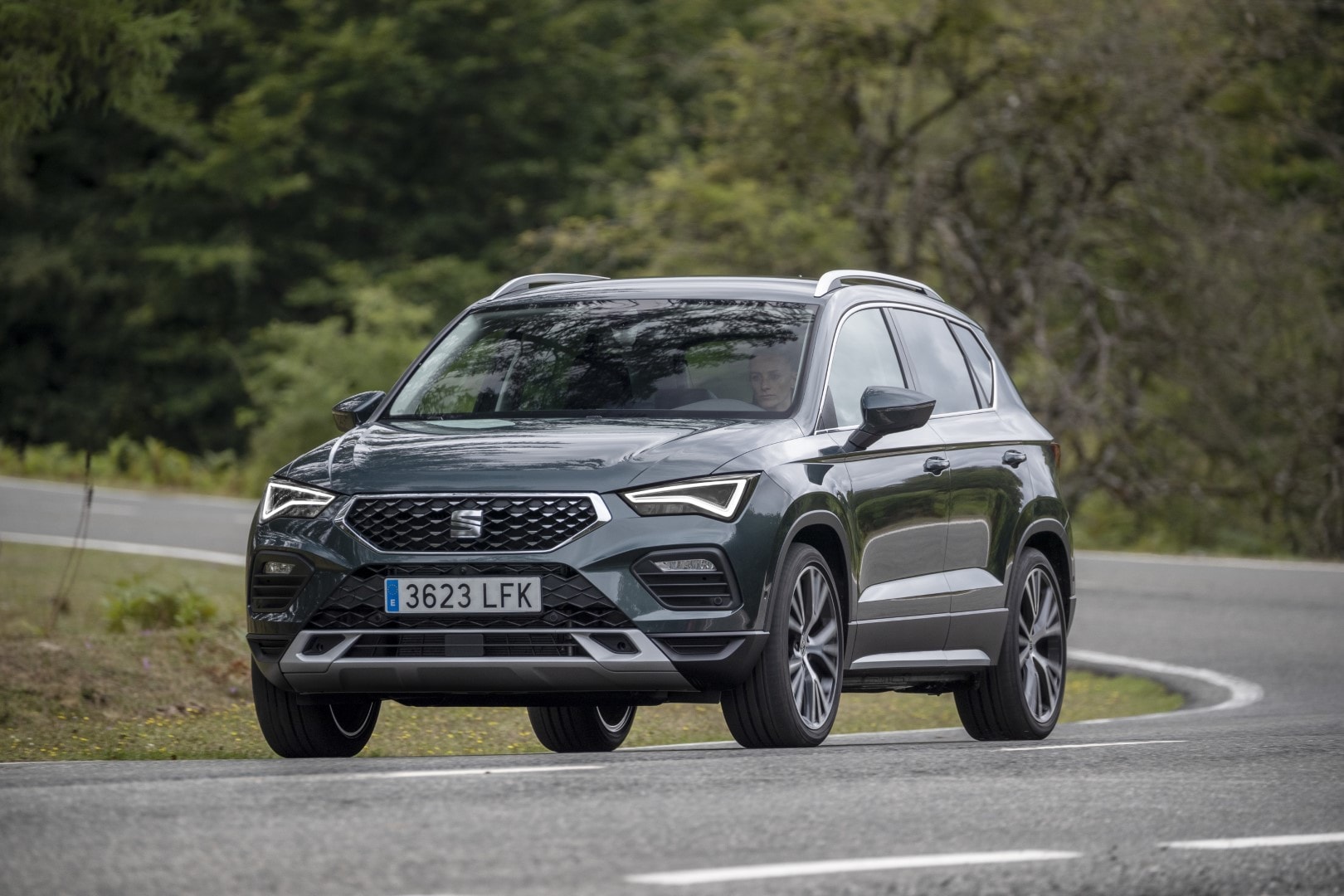 SEAT Ateca en acción, mostrando su diseño dinámico y robusto.