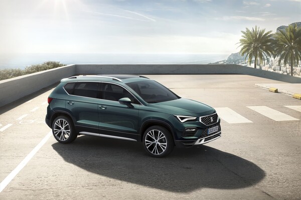 SEAT Ateca lateral con vista del techo, resaltando su estética y tamaño. SEAT Ateca lateral con vista del techo, resaltando su estética y tamaño.