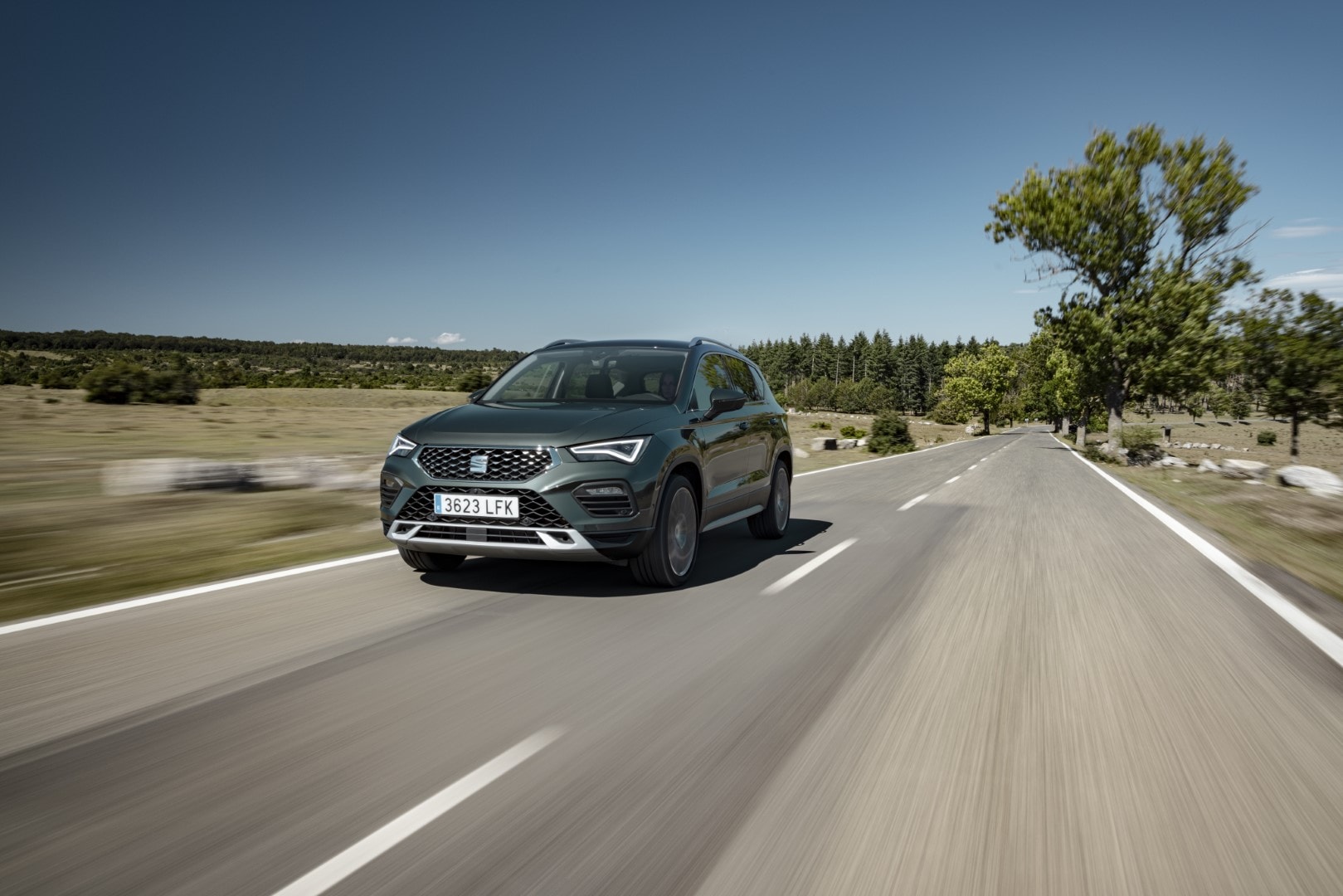 Vista dinámica del SEAT Ateca, destacando su diseño en movimiento.