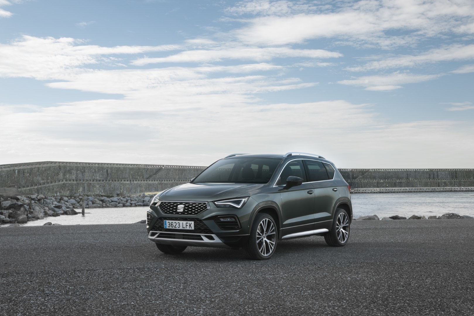 Ateca estacionado, perfecta vista lateral que destaca su línea.
