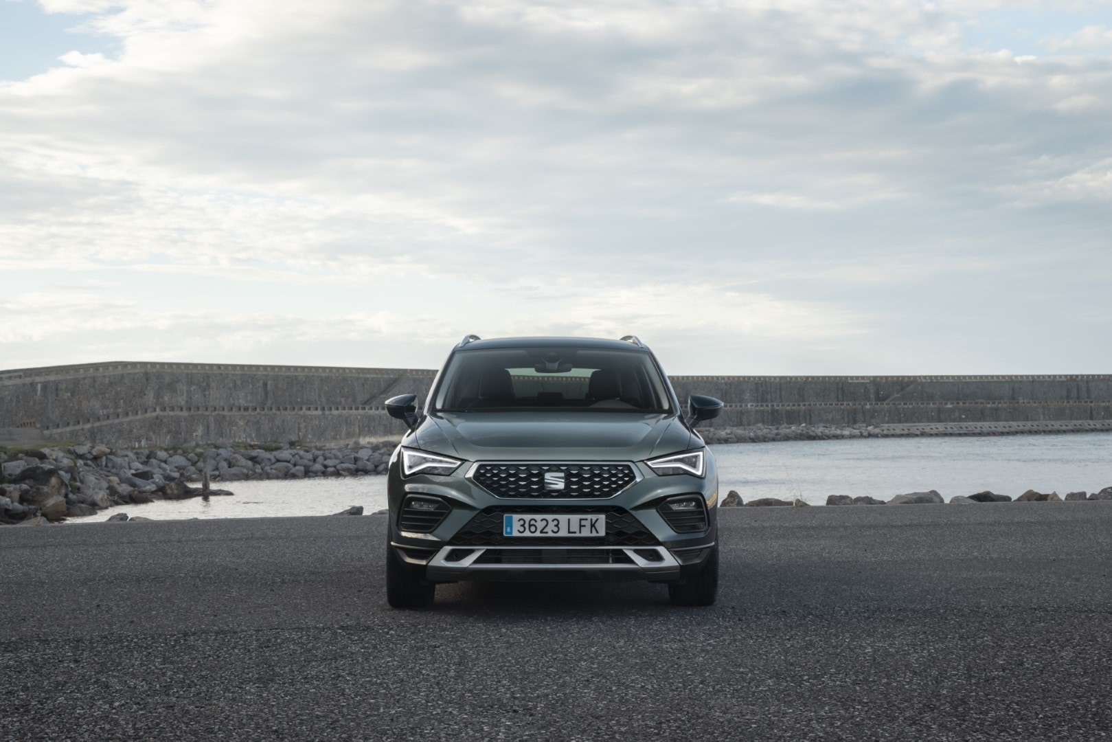 Una imagen frontal que enfatiza la parrilla y ópticas del Ateca.