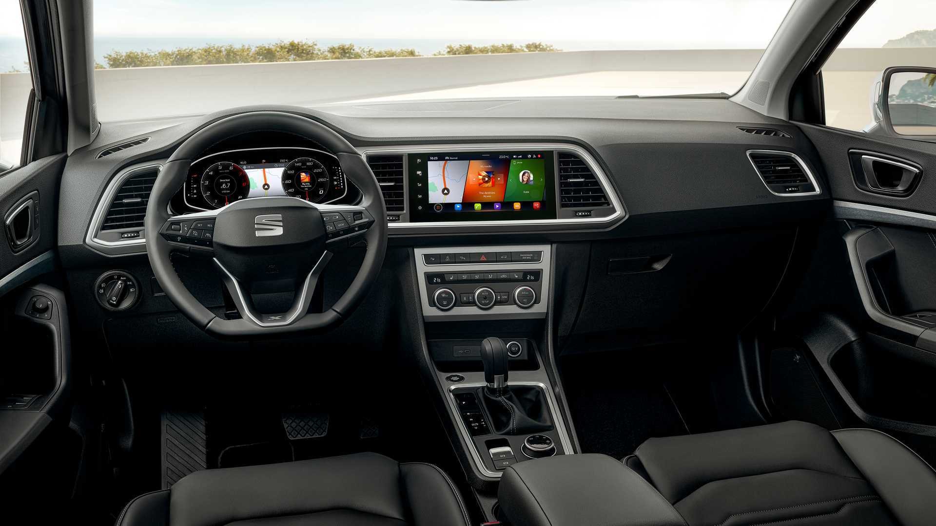 Habitáculo del SEAT Ateca, enfocando volante y pantalla de infotainment.