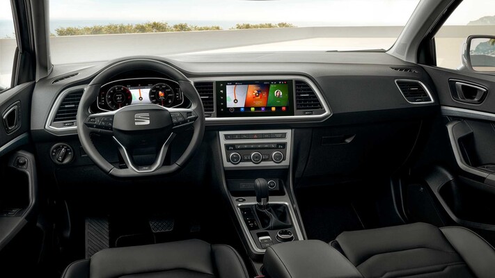 Habitáculo del SEAT Ateca, enfocando volante y pantalla de infotainment. Habitáculo del SEAT Ateca, enfocando volante y pantalla de infotainment.