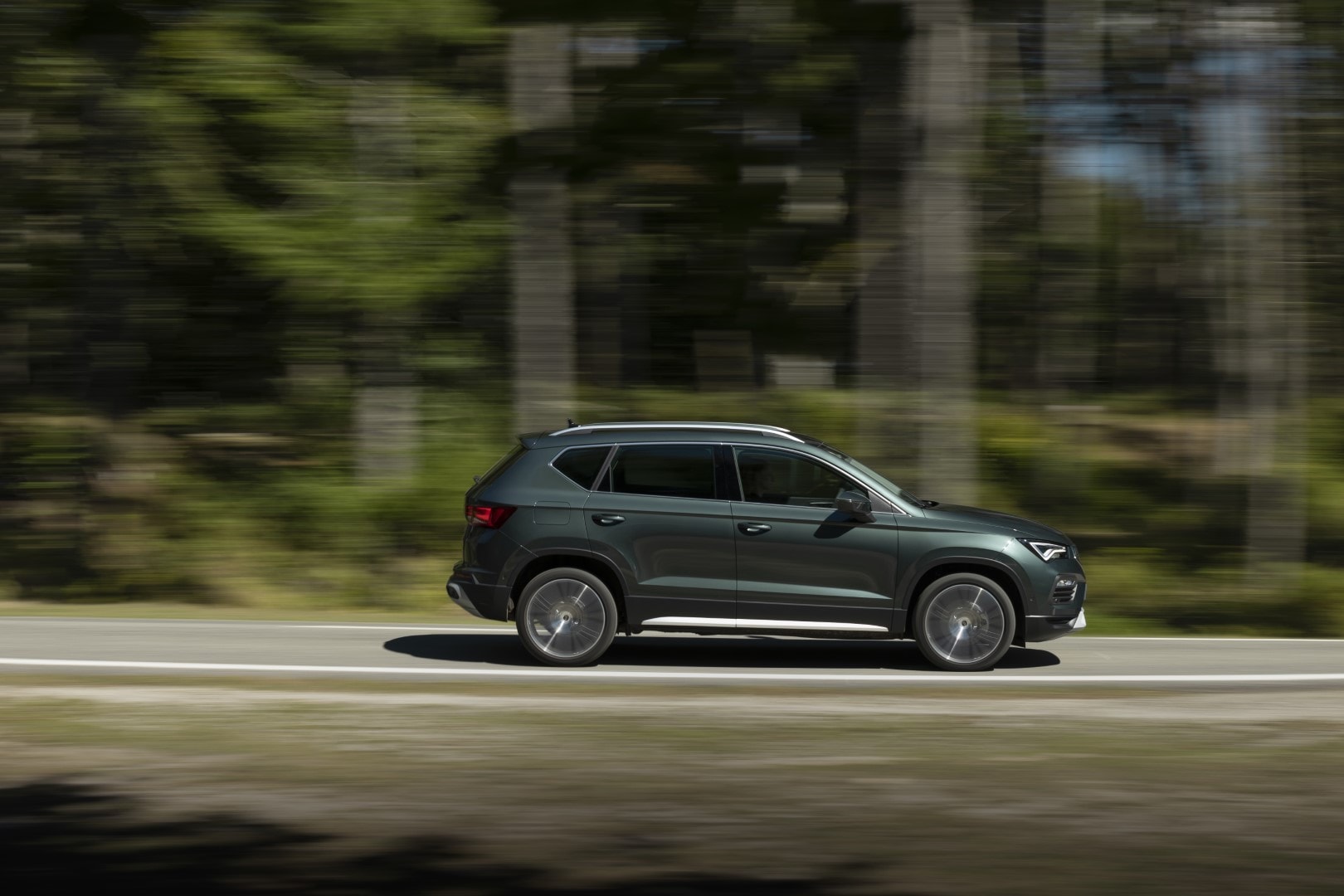Perfil del SEAT Ateca capturado a pleno desempeño en ruta.