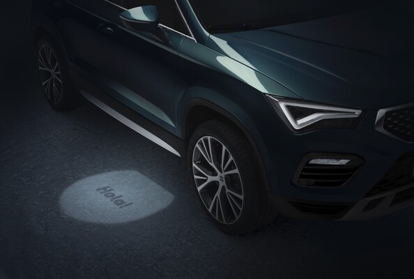 Detalles de la luz ambiente LED y proyección del logo Ateca. Detalles de la luz ambiente LED y proyección del logo Ateca.