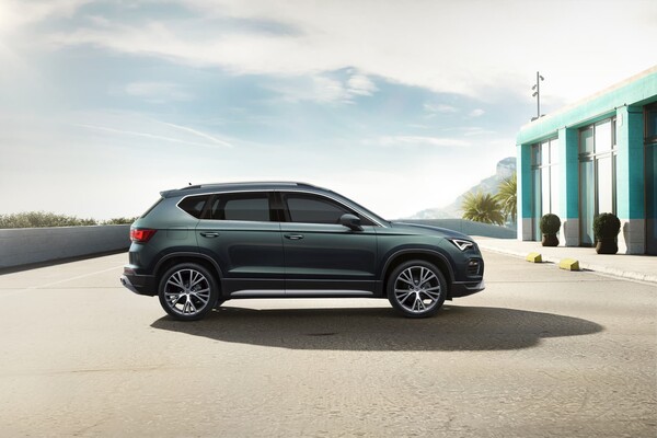 Perfil lateral del SEAT Ateca, destacando sus llantas y líneas. Perfil lateral del SEAT Ateca, destacando sus llantas y líneas.