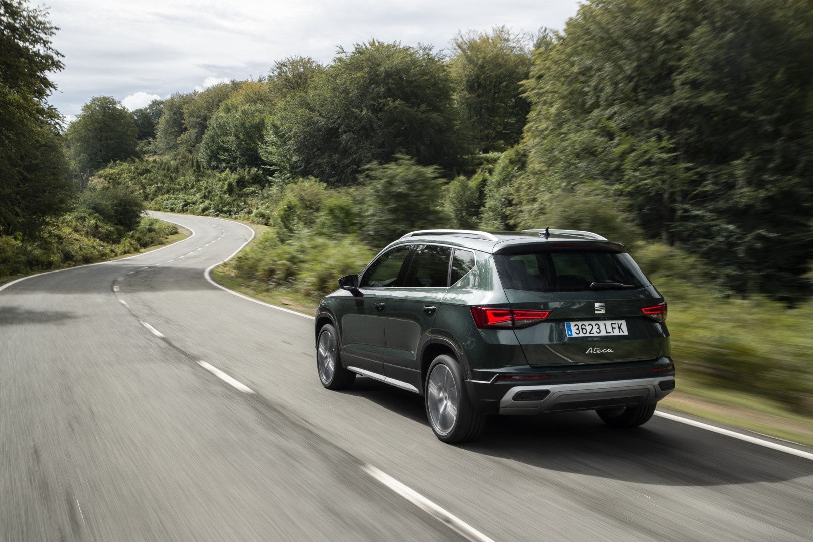 SEAT Ateca en curva, destacando su diseño trasero y luces LED.
