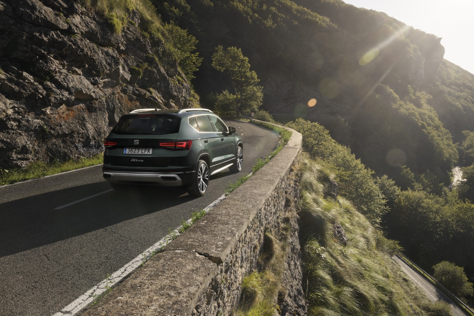 Imagen trasera y lateral del Ateca, enfatizando su diseño aventurero.