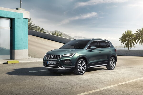 Vista delantera y lateral del SEAT Ateca, realzando su diseño urbano. Vista delantera y lateral del SEAT Ateca, realzando su diseño urbano.