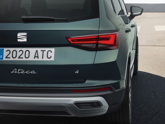 Vista posterior del SEAT Ateca, resaltando ópticas traseras y nombre del modelo. Vista posterior del SEAT Ateca, resaltando ópticas traseras y nombre del modelo.