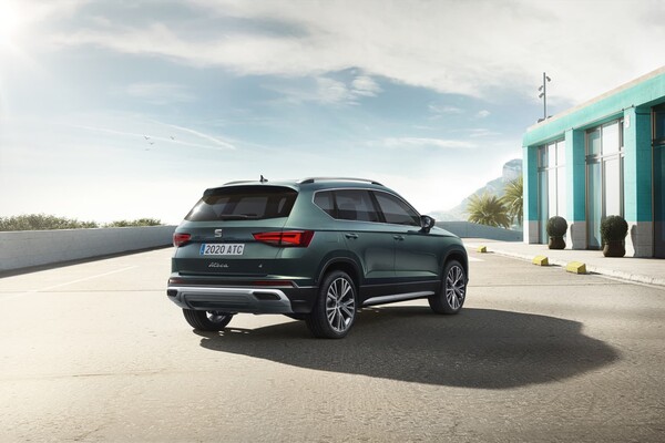 Imagen de la parte trasera y lateral del SEAT Ateca que muestra su línea dinámica. Imagen de la parte trasera y lateral del SEAT Ateca que muestra su línea dinámica.