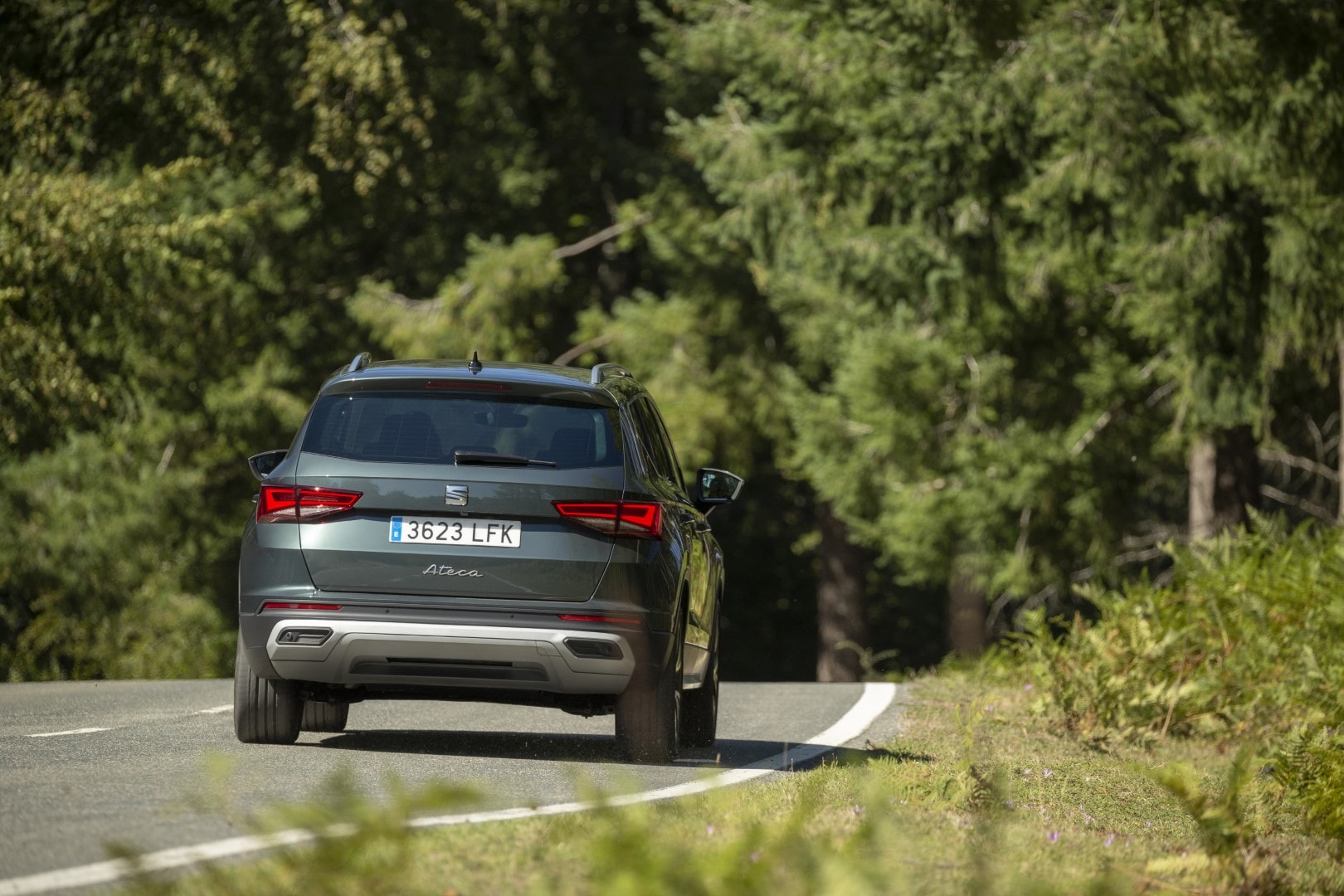 La trasera del Ateca se integra con el entorno natural, destacando su diseño.