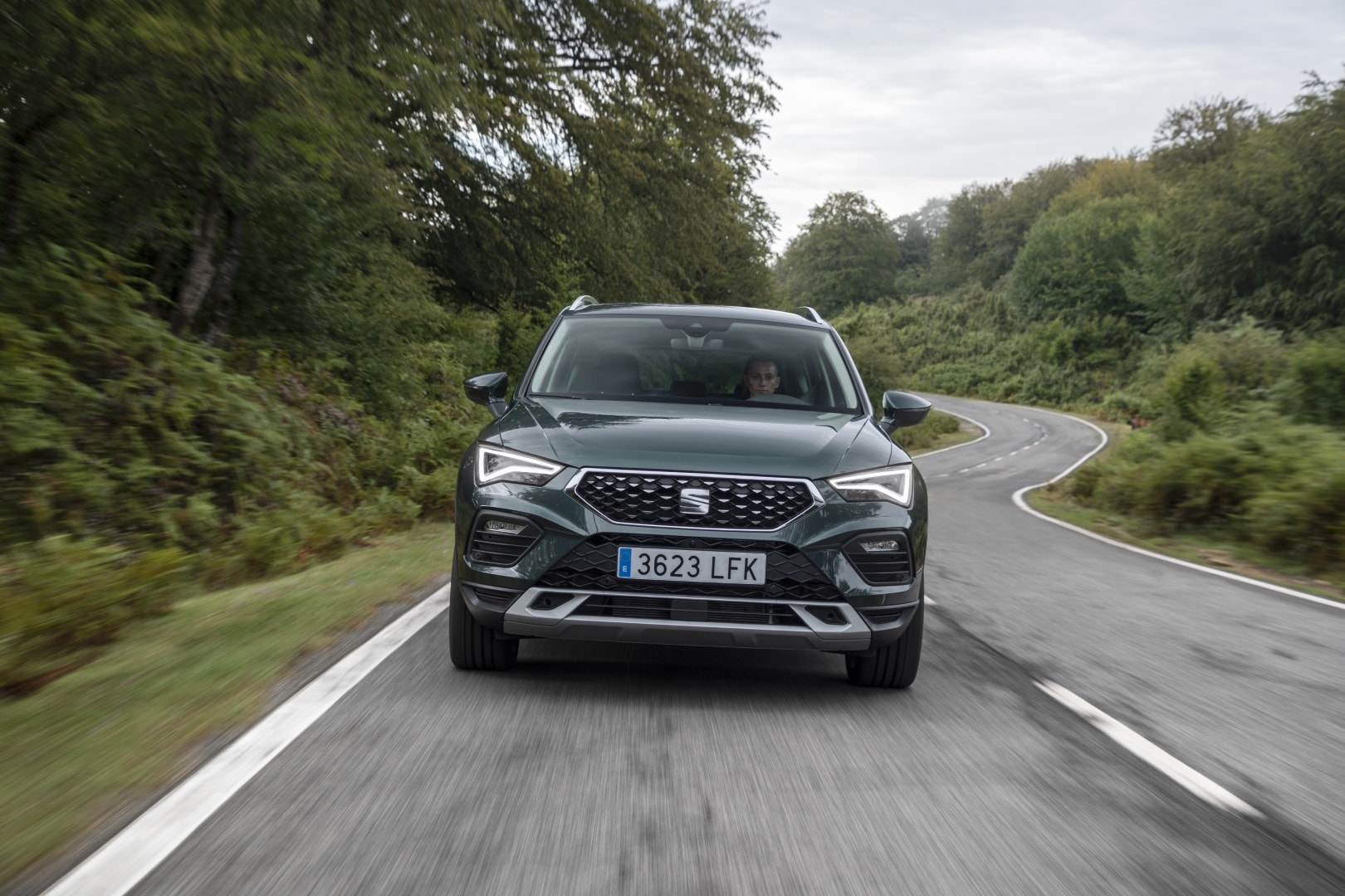 Vista frontal del Ateca durante la conducción evidenciando su robusta parrilla.