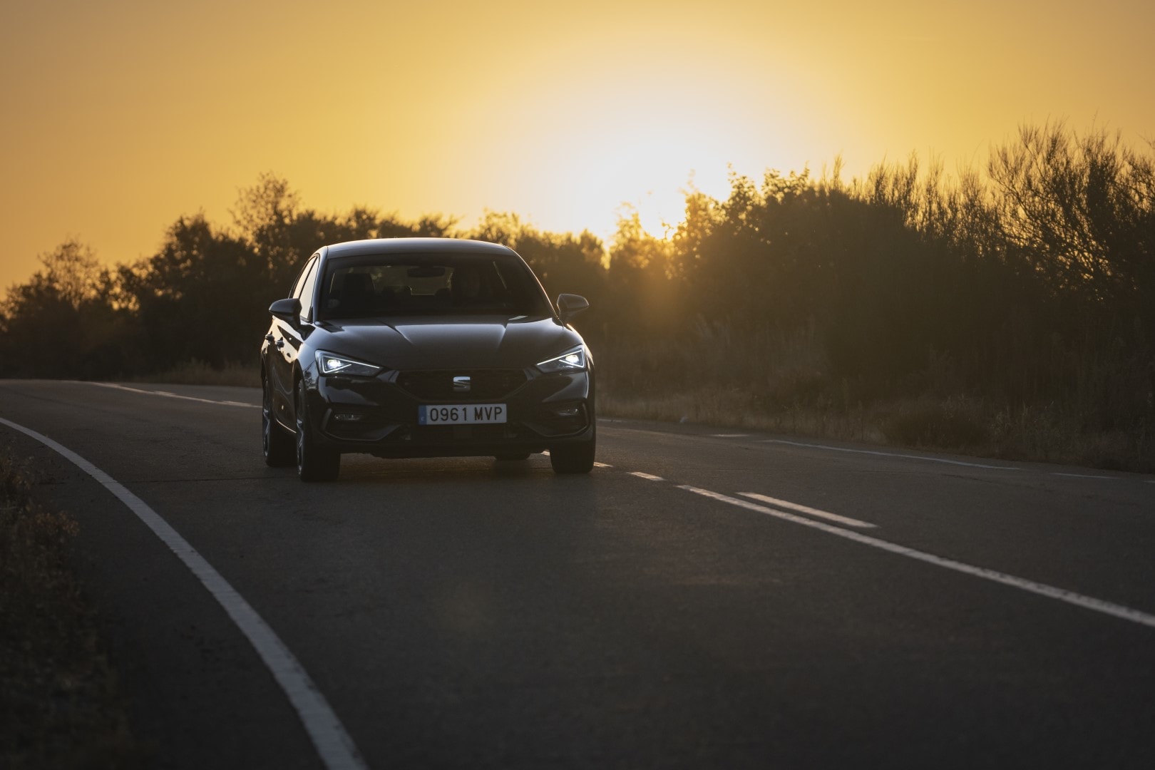 SEAT León Híbrido estacionado, mostrando carga eléctrica.