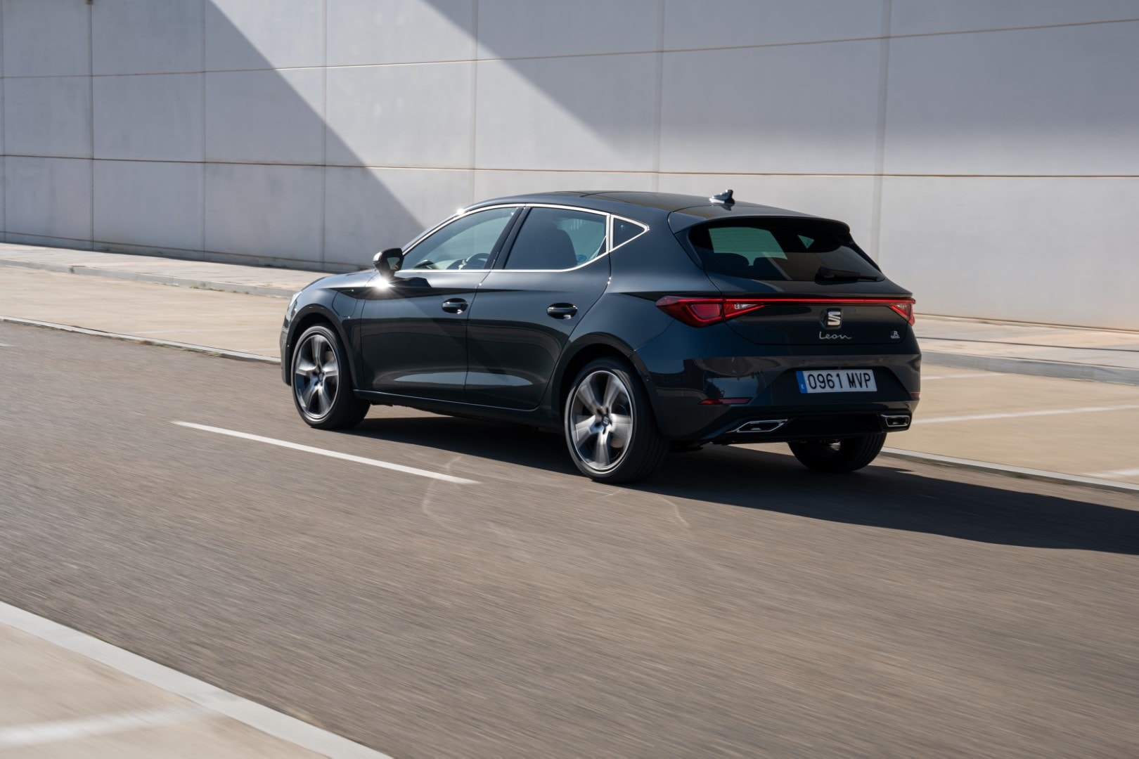 El SEAT León Híbrido al atardecer, destacando su estética.