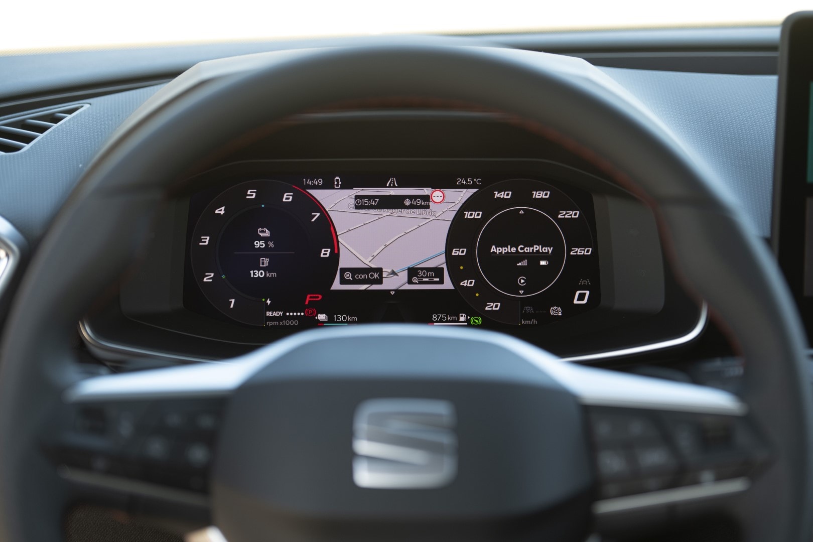 Vista lateral del SEAT León Híbrido en un entorno urbano.