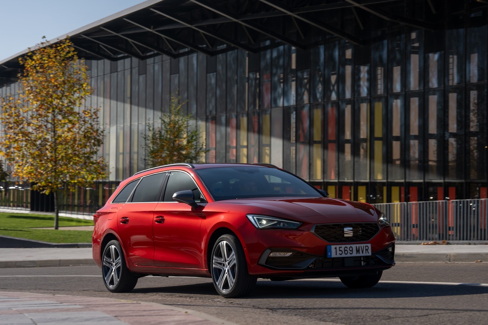 SEAT León Híbrido en acción, con un diseño deportivo.
