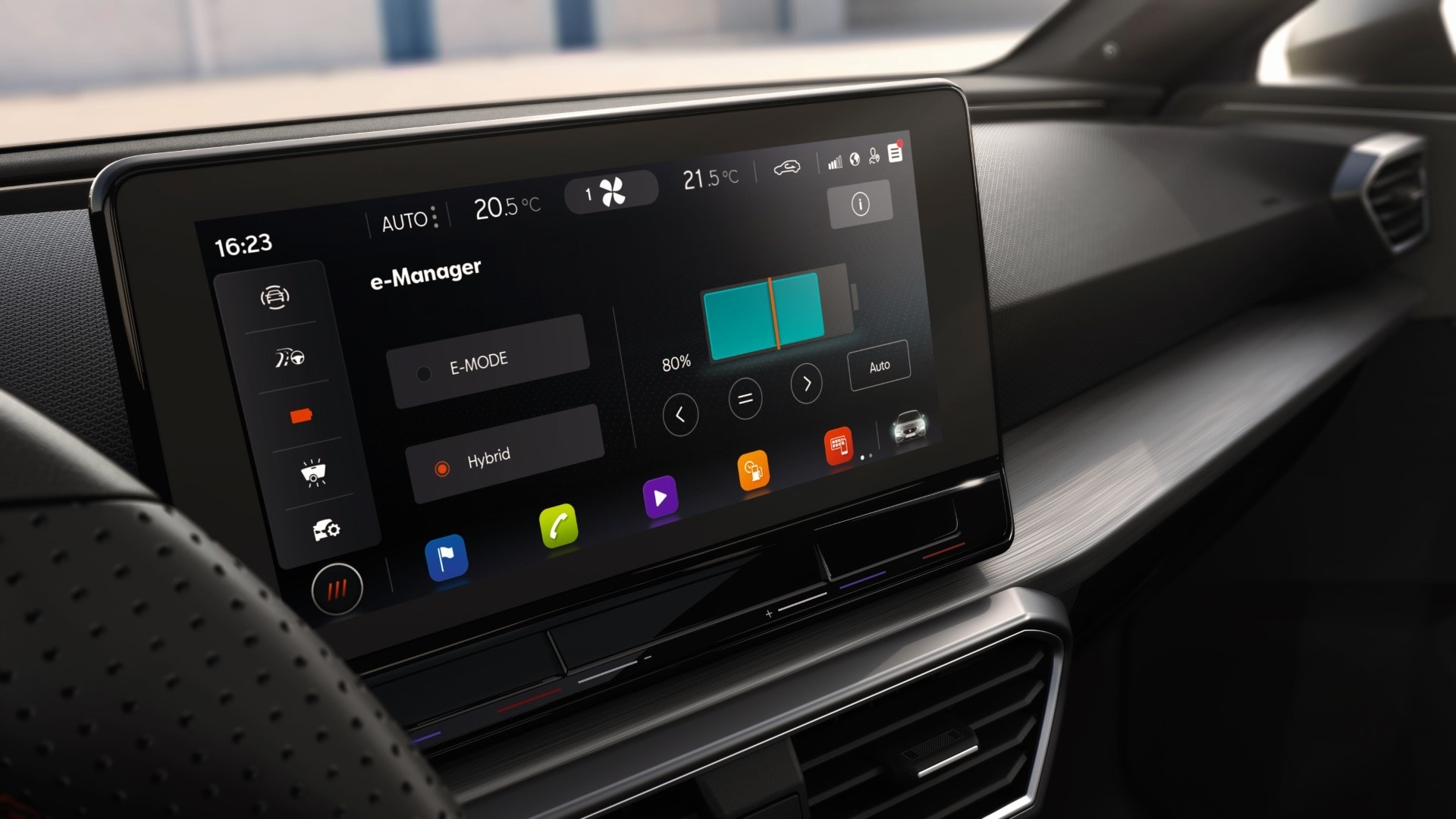 Pantalla central con sistema de infoentretenimiento y controles intuitivos.