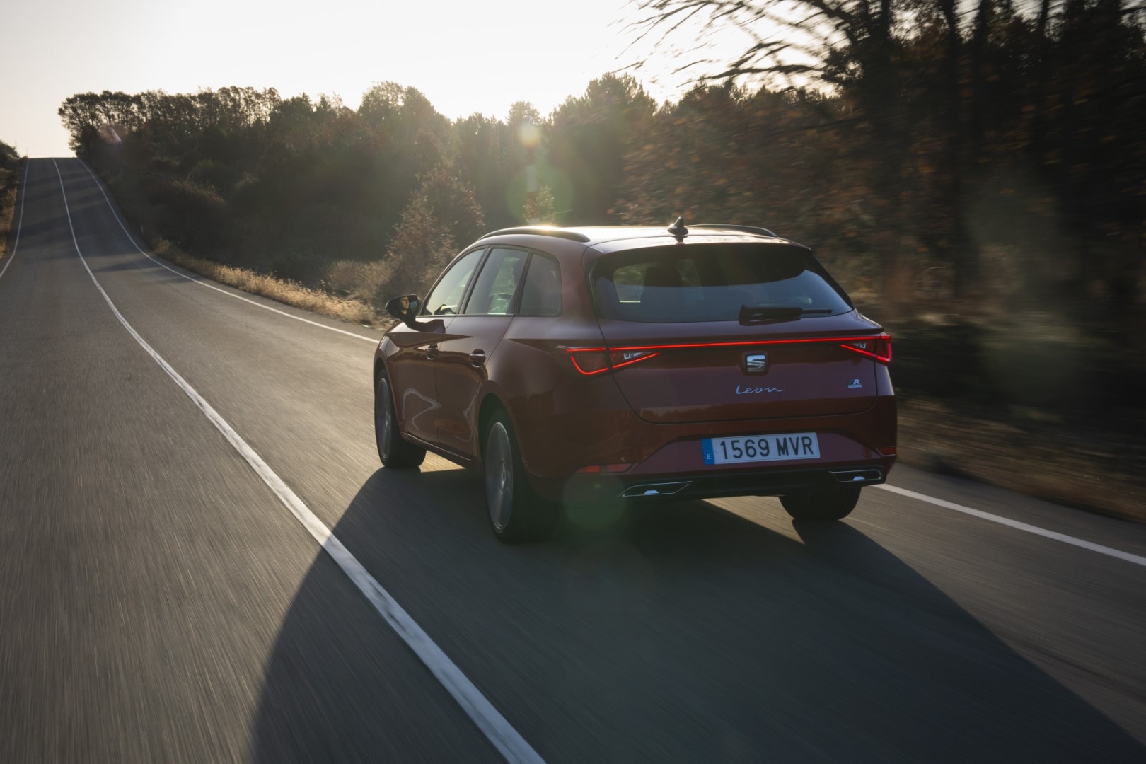Panel digital del SEAT León Híbrido, con controles intuitivos y funcionalidad avanzada.