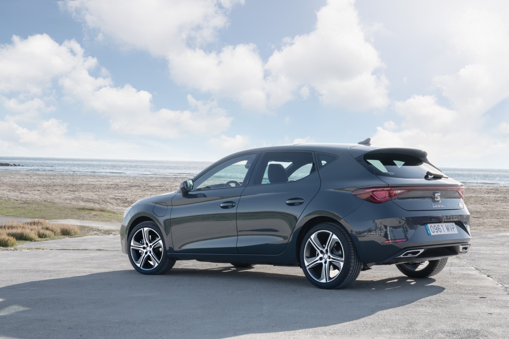 Vista trasera del SEAT León Híbrido, destacando su estilo deportivo y las luces LED.