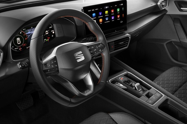 Cabina del SEAT León con enfoque al sistema de infoentretenimiento y volante. Cabina del SEAT León con enfoque al sistema de infoentretenimiento y volante.