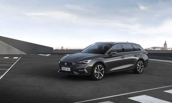 Imagen del SEAT León ST en estacionamiento, destacando su diseño frontal y lateral. Imagen del SEAT León ST en estacionamiento, destacando su diseño frontal y lateral.