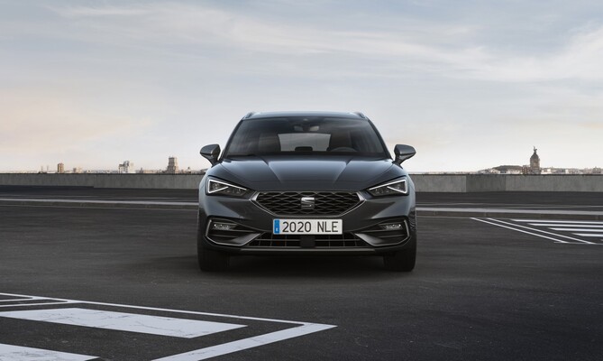 Imagen frontal del SEAT León ST, realzando su parrilla y faros agresivos. Imagen frontal del SEAT León ST, realzando su parrilla y faros agresivos.