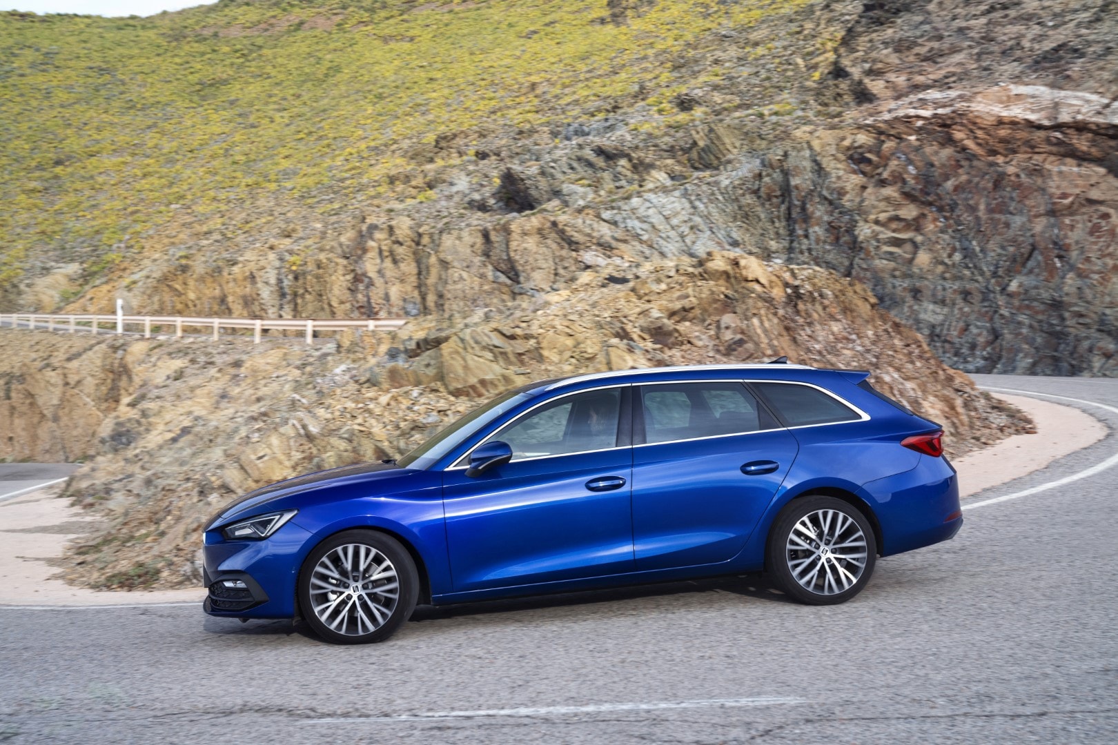 Vista lateral del SEAT León ST en un entorno de carretera de montaña.