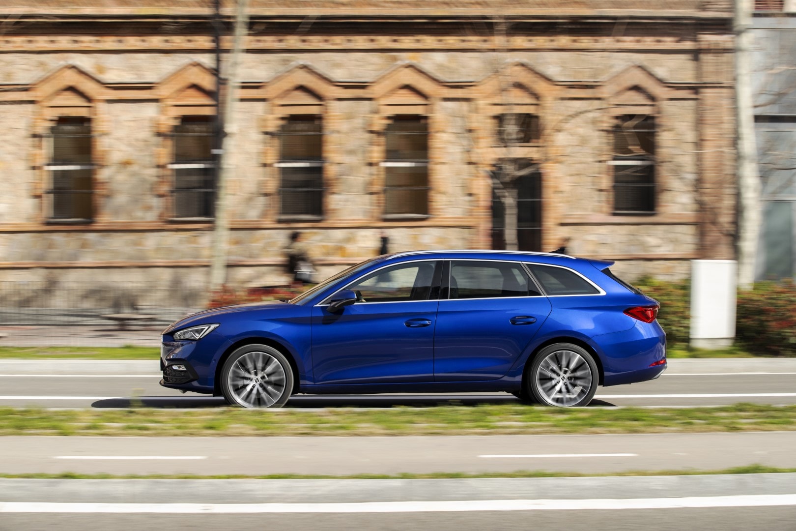 SEAT León ST circulando en entorno urbano, mostrando su adaptabilidad.