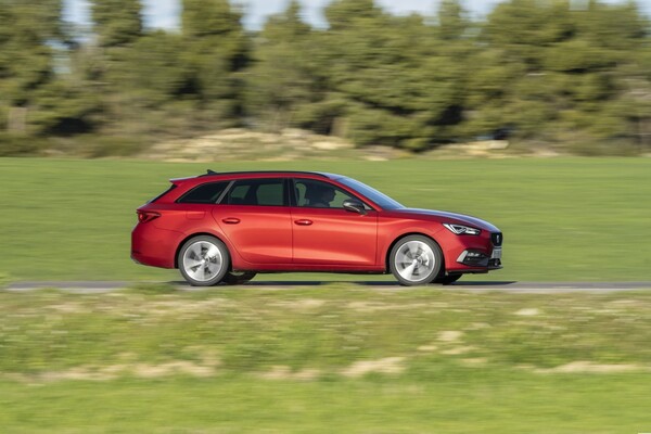 Perfil del SEAT León ST rojo destacando líneas y aerodinámica. Perfil del SEAT León ST rojo destacando líneas y aerodinámica.