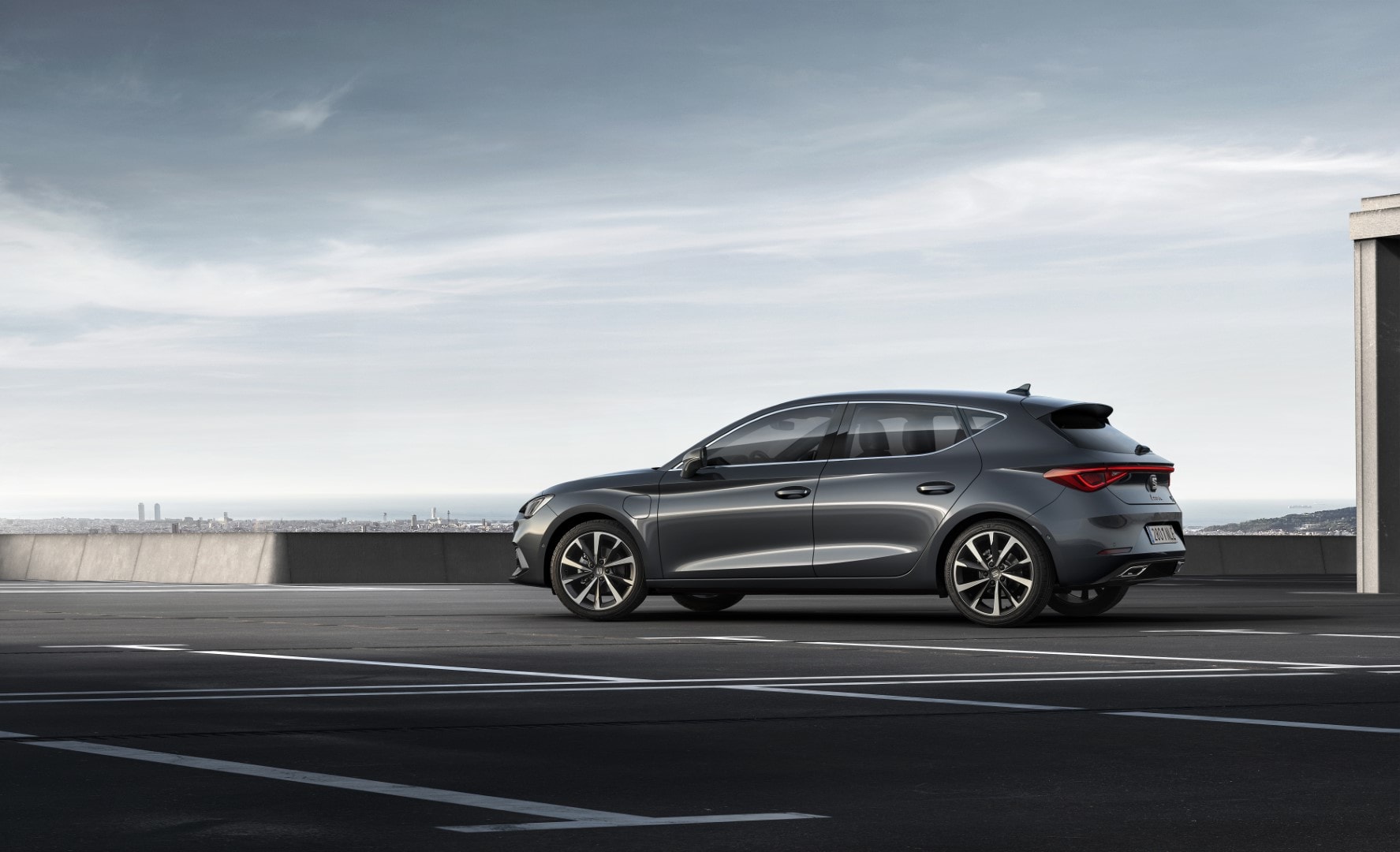 Vista trasera y lateral del SEAT León ST azul, mostrando su zaga deportiva.