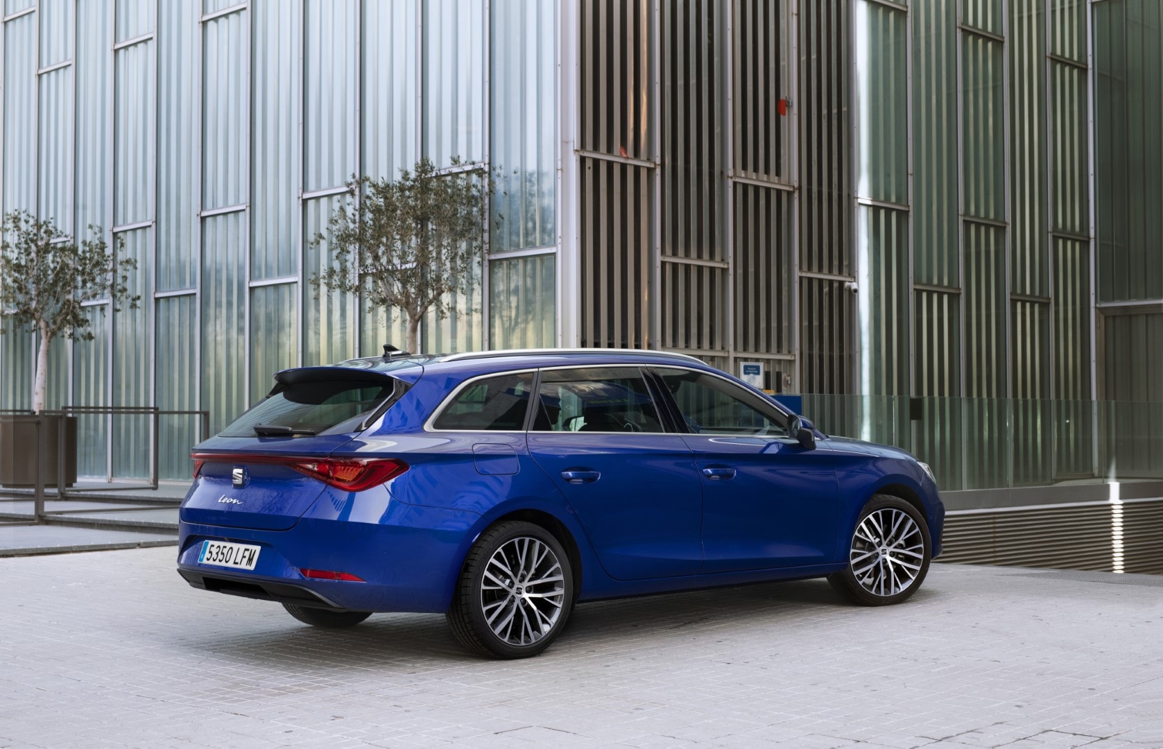 Líneas y ópticas traseras del SEAT León ST, combinado con su vista lateral.