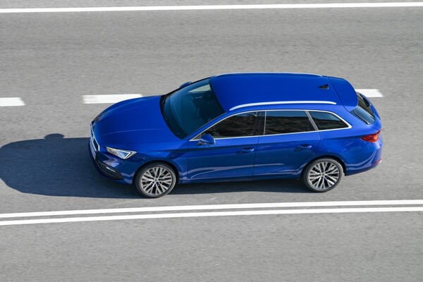 Vista aérea del SEAT León ST en color azul, destacando su diseño dinámico. Vista aérea del SEAT León ST en color azul, destacando su diseño dinámico.