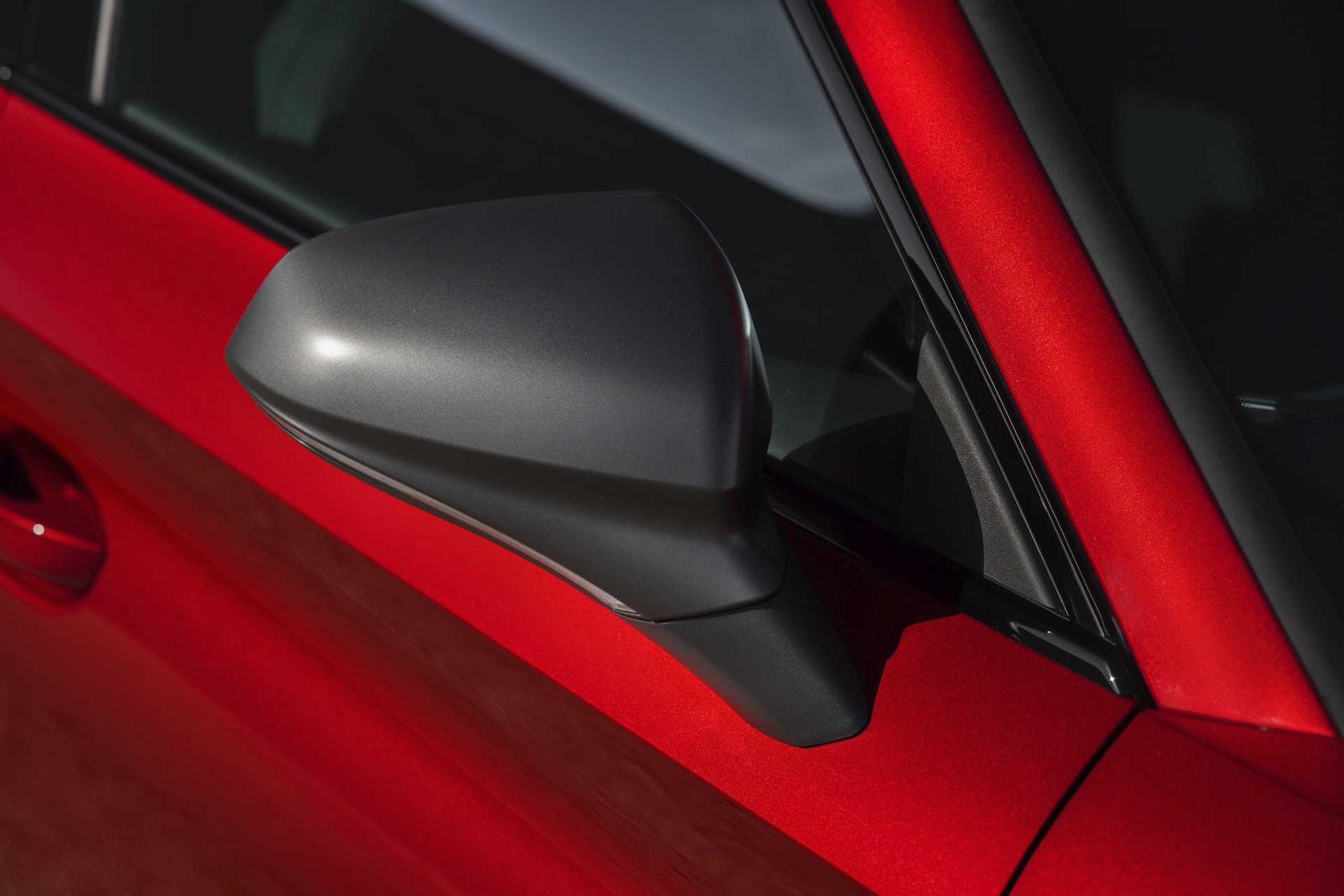 Detalle de la base del retrovisor lateral de SEAT León, mostrando la integración en la carrocería.