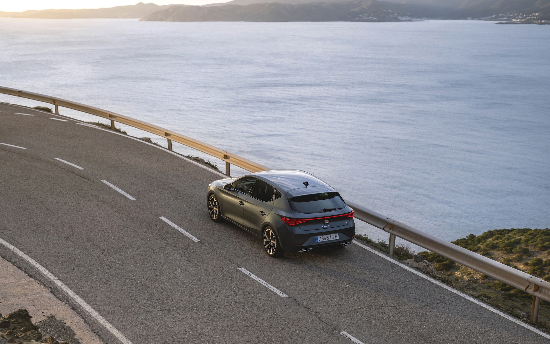El SEAT León estacionado junto a un edificio de estilo mediterráneo.