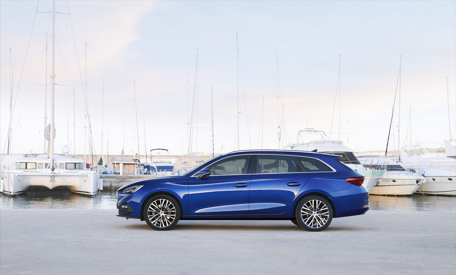 Ángulo lateral del SEAT León mostrando la rueda y su diseño estilizado.