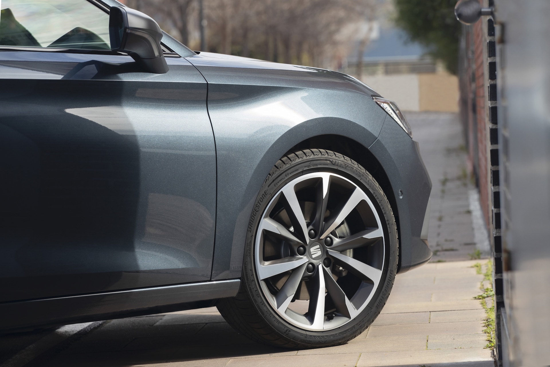 Primer plano de la rueda del SEAT León, detalle en llanta y carrocería.