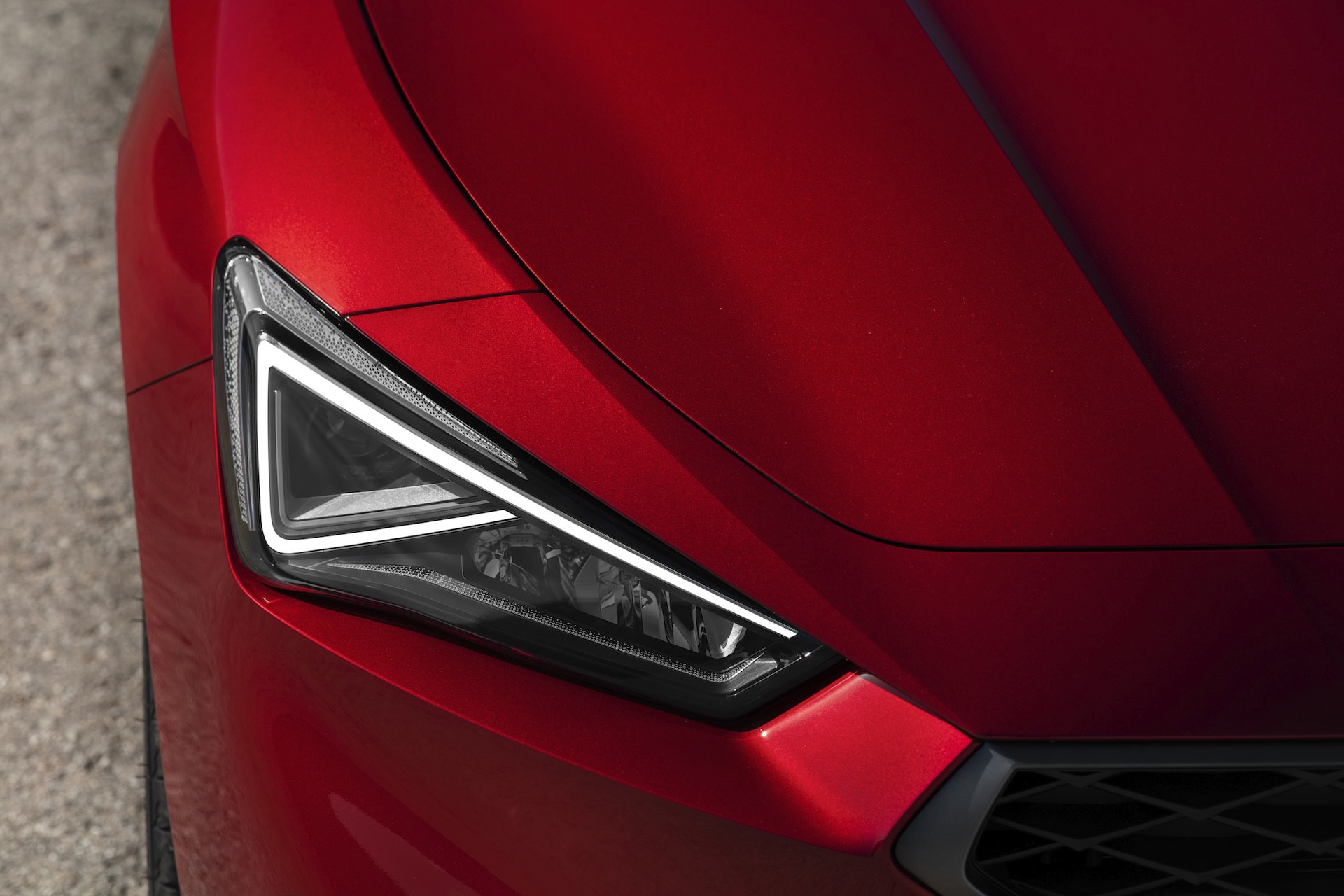 Vista cercana del faro LED del SEAT León, destacando su diseño moderno.