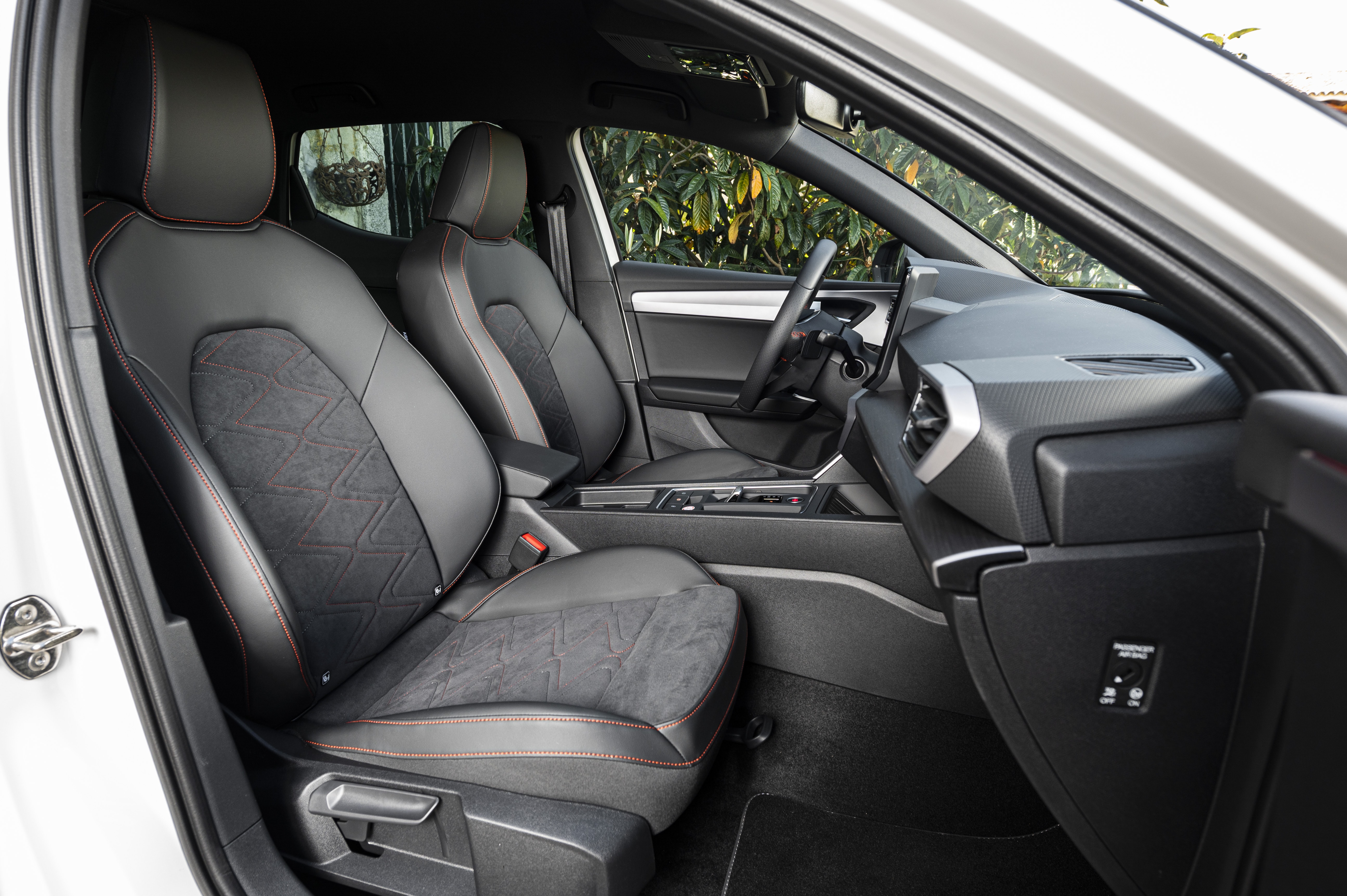 Imagen del interior mostrando los asientos deportivos y ergonómicos del SEAT León.