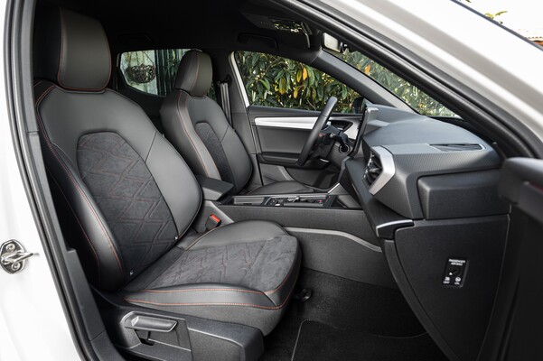 Imagen del interior mostrando los asientos deportivos y ergonómicos del SEAT León. Imagen del interior mostrando los asientos deportivos y ergonómicos del SEAT León.
