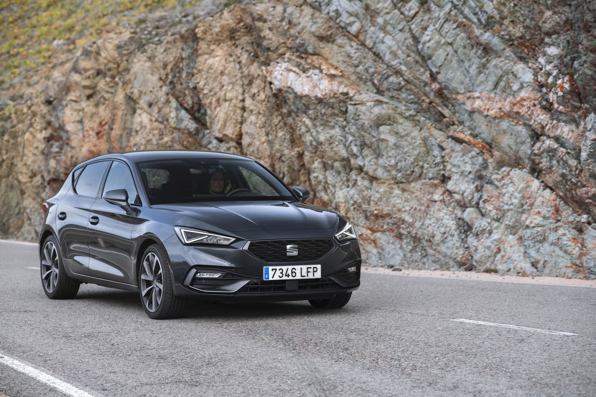 Vista frontal del SEAT León en un trazado sinuoso, realzando su diseño agresivo